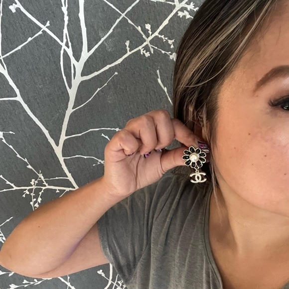 CHANEL 22K Flower CC Crystal Drop Earrings - AUTH - Picture 10 of 10